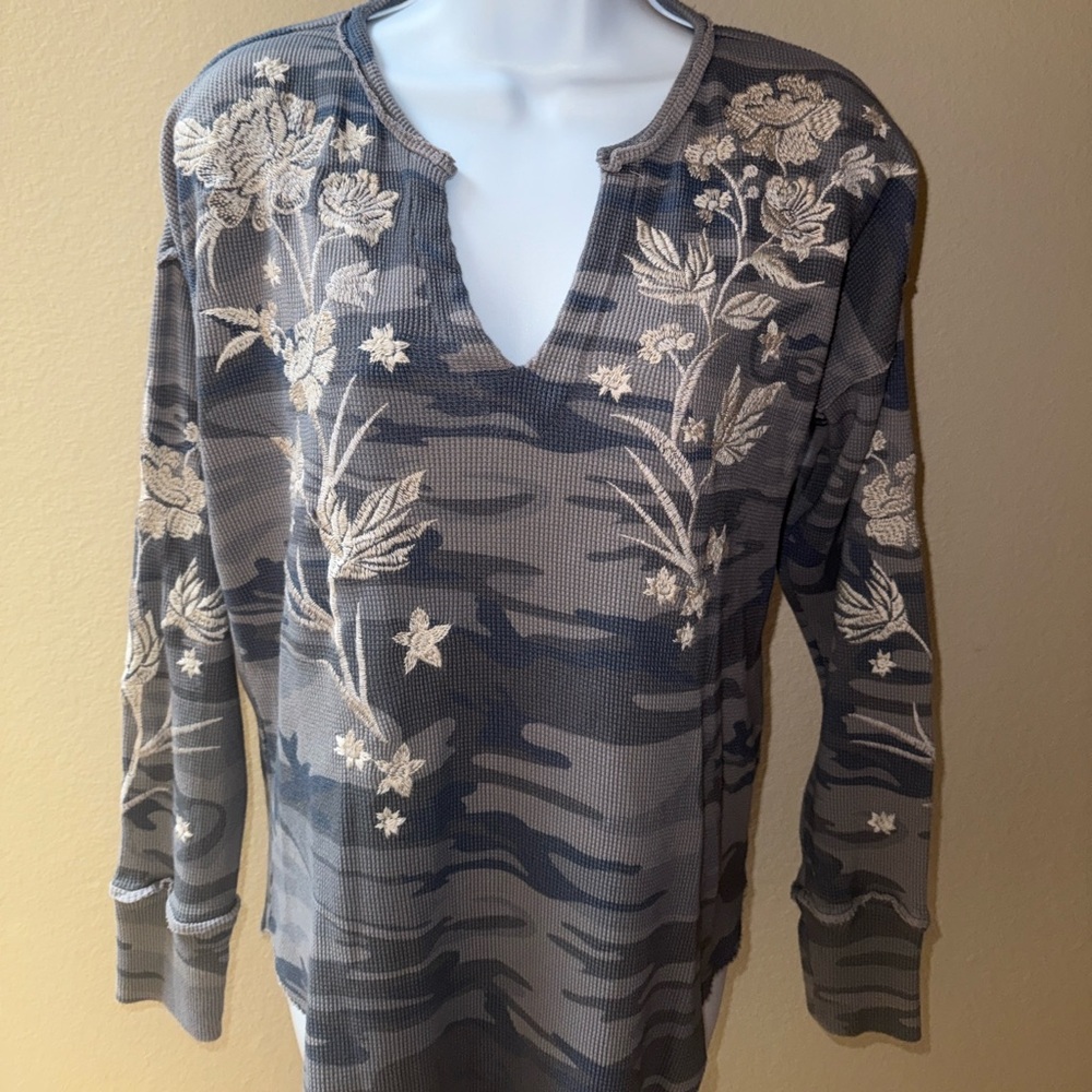 Johnny Was Fleurie Gray Camo Floral Embroidered Thermal Long Sleeve Top Size M